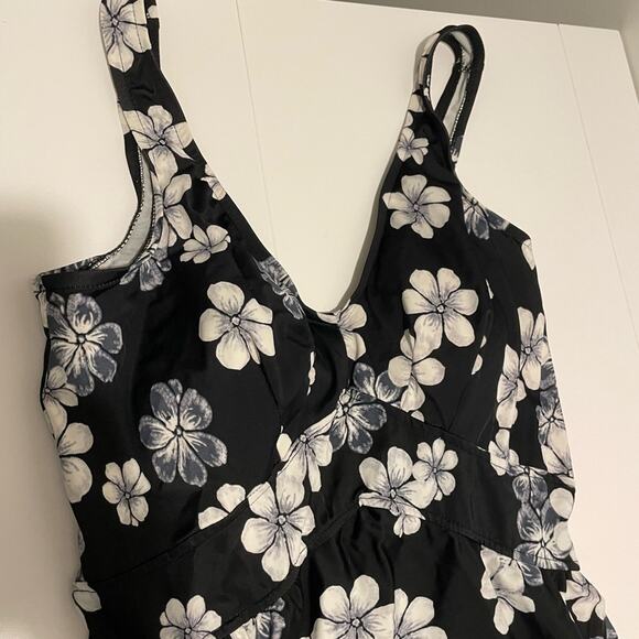 Le Cove Brand Swim Dress One Piece Black, White & Gray Floral Size 16 Swimsuit - Picture 2 of 8